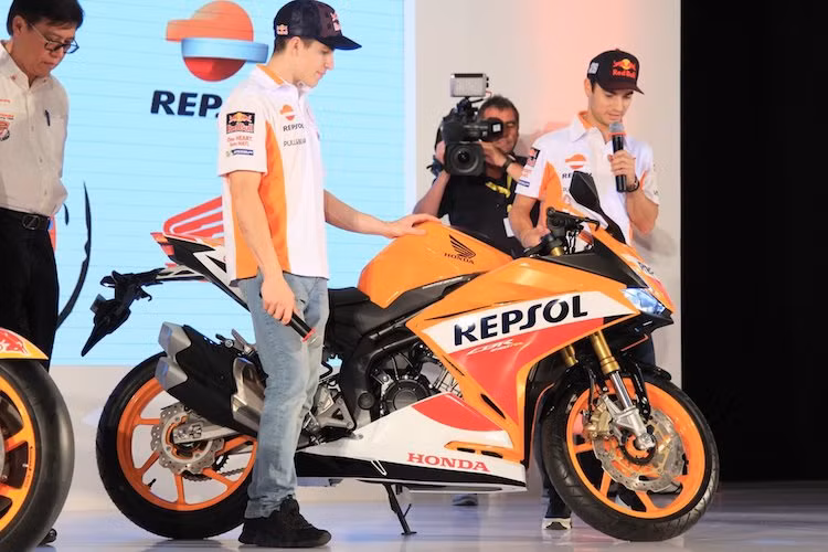 Nhân dịp công bố mẫu xe đua MotoGP Honda RC213V cho mùa giải 2017, 2 tay đua Marc Marquez và Dani Pedrosa từ đội Honda Repsol đã đồng thời công bố phiên bản đặc biệt mới của dòng sportbike CBR250RR là mẫu môtô Honda CBR250RR Repsol tại Indonesia.
