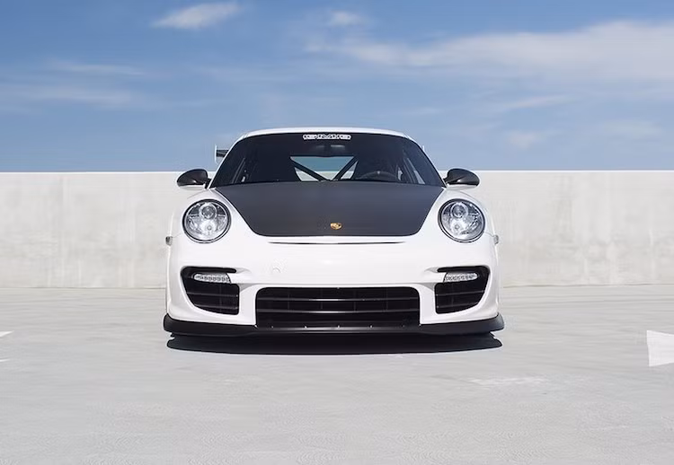 Có tên gọi nội bộ trong Porsche là 727, dự án 911 GT2 RS được đặt tên theo thời gian hoàn thành một vòng đường đua "huyền thoại" Nurburgring ở Đức của chiếc Nissan GT-R R35 đang nắm giữ kỷ lục vào lúc đó. Con số 7 phút 27 giây là điều mà Porsche muốn "đánh bại" khi quyết định phát triển 911 GT2.