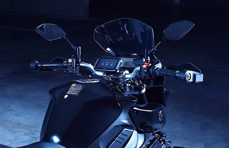 Ở hai bên tay lái, phiên bản Yamaha MT-10 Tourer Edition cũng có thêm các tấm chắn bảo vệ tay theo phong cách của các dòng xe adventure hay enduro. Nằm trên ghi-đông của xe, khách hàng có tùy chọn hệ thống định vị GPS TomTom Rider 410 với giá chỉ 199 Euro, thay vì 399 Euro nếu mua lẻ.