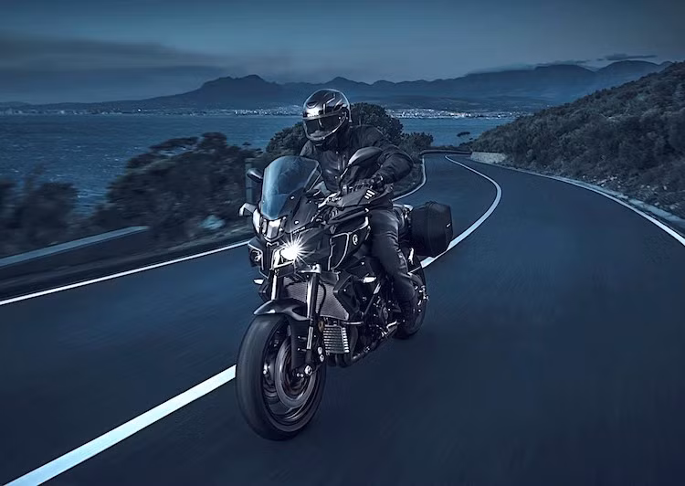 Với tay lái rộng và cao, MT-10 đem tới tư thế ngồi thẳng lưng tự nhiên và linh hoạt, nằm ở khoảng giữa một chiếc superbike và một mẫu xe đường trường (touring). Trong phân khúc siêu naked-bike 1000 cc, dung tích bình xăng lên tới 17 lít của MT-10 cũng khiến nó trở thành một trong những chiếc xe có bình to nhất, phù hợp với những chuyến đi dài.