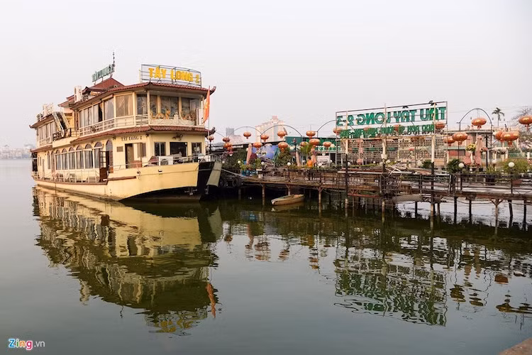 Ngày 7/2, UBND phường Thụy Khuê (Tây Hồ) đã gửi văn bản yêu cầu các đơn vị kinh doanh hoàn tất việc tự tháo dỡ công trình, nhà nổi, du thuyền trước 16h ngày 9/2. Sau thời điểm này, UBND phường sẽ tổ chức lực lượng cưỡng chế.