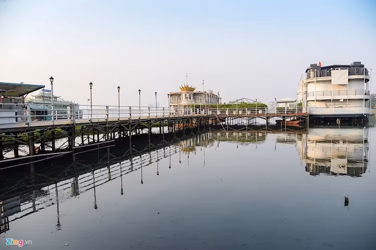 Các phương tiện thủy này tập trung chủ yếu tại 4 khu vực: đầu đường Nguyễn Đình Thi, đường Thanh Niên, bán đảo Tây Hồ, Đầm Bảy (phường Nhật Tân, Tây Hồ).