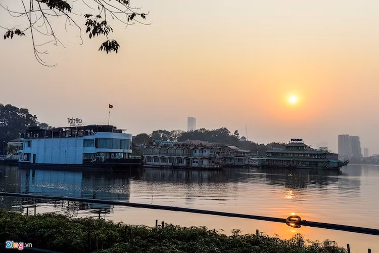 Du thuyen, nha hang chay i bat chap lenh di doi khoi ho Tay