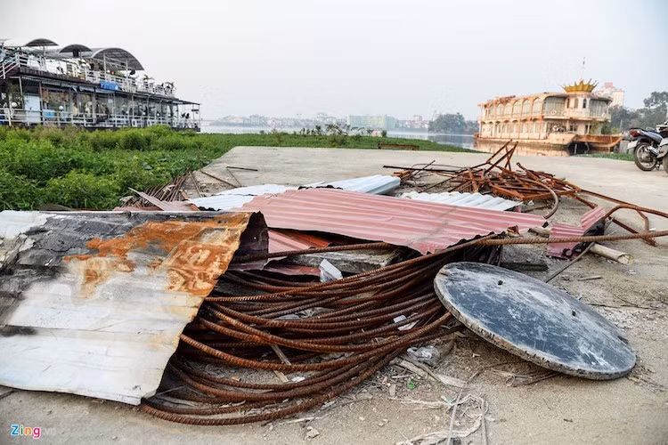 Khu vực nhà hàng đã di dời để lại khối sắt vụn hoen gỉ giữa lối đi.