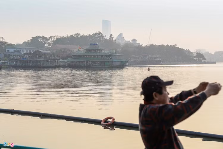 Cơ quan chức năng xác định vị trí tập kết và tổ chức di chuyển các tàu, thuyền, phương tiện nổi về một vị trí.