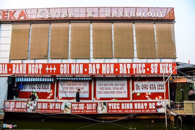 Trong đó, khu vực đầu đường Nguyễn Đình Thi tập trung nhiều tàu thuyền nổi, nhà nổi hoạt động nhất với khoảng trên 30 tàu thuyền nổi, nhà nổi, phương tiện thủy hoạt động.