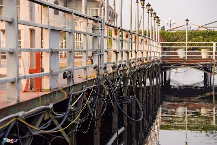 Tuy nhiên, các công trình trên bến thủy được dỡ bỏ rất chậm. Chỉ có một số chủ kinh doanh tiến hành tháo dỡ, di dời nhà thuyền.