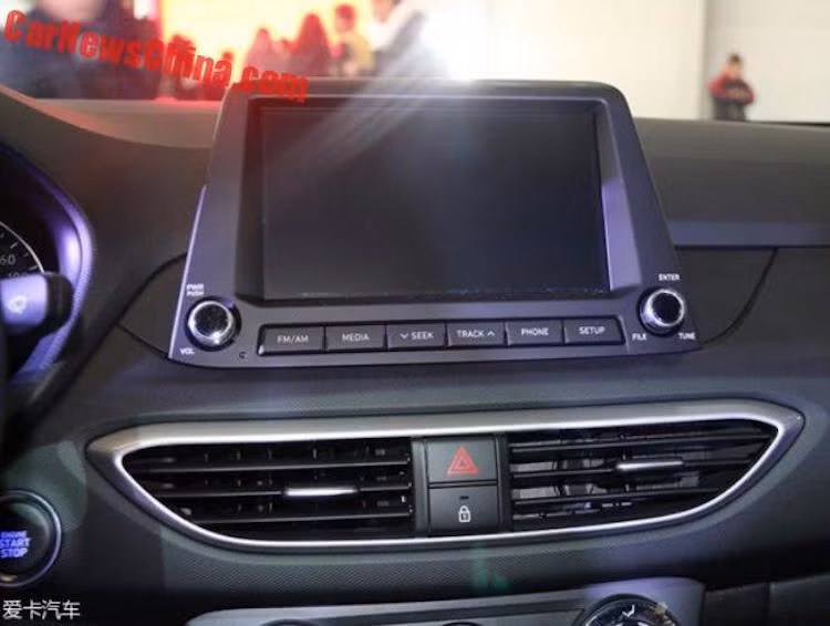 Mặc dù vậy, các phiên bản cao cấp của Hyundai Celesta cũng được trang bị khá nhiều tiện nghi cao cấp như tay lái full nút điều khiển âm thanh, hệ thống thông tin giải trí với màn hình cảm ứng lên tới 8 inch cùng kết nối smartphone, Bluetooth, USB... dạng tablet nằm thẳng đứng trên táp-lô.