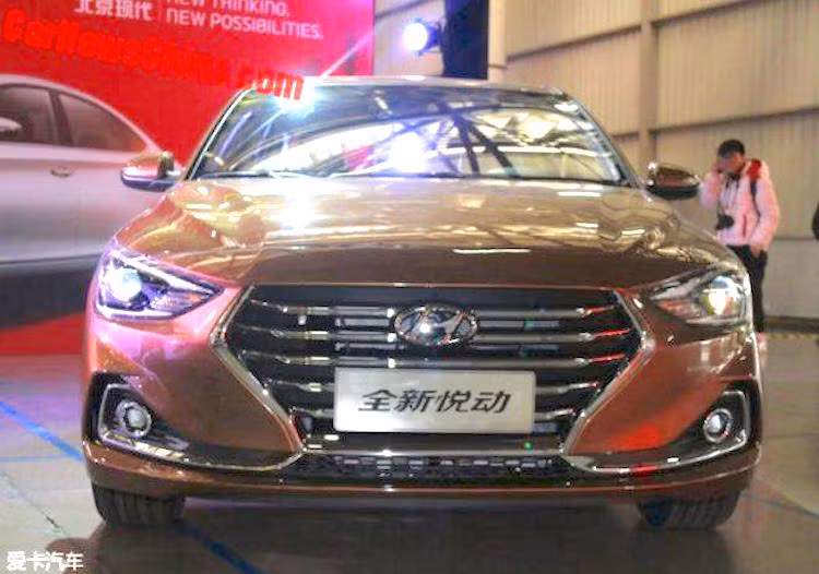 Tương tự các mẫu xe mới nhất của Hyundai, Celesta cũng sở hữu thiết kế thể thao và tinh tế theo ngôn ngữ Fluidic Sculpture 2.0, với những đặc trưng như lưới tản nhiệt lục giác và đèn pha sắc sảo. Những phiên bản cao cấp sẽ được trang bị lưới tản nhiệt mạ chrome, đèn sương mù và mâm đúc 16 inch.