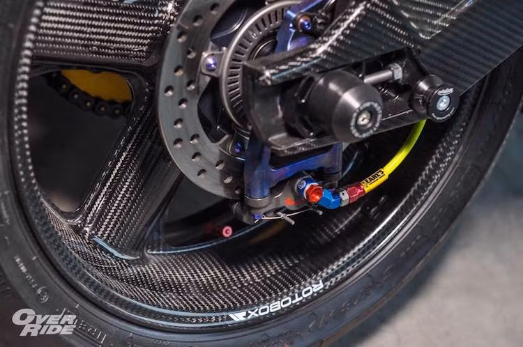 Tương tự như phanh trước, hệ thống phanh sau của xe cũng được nâng cấp với heo Brembo Billet, pen đạp Brembo Rossi và dây dầu Earl's. Trục sau cũng có lắp chống đổ Motovation, phía trên một chút là cặp gù gác chống nâng cảu Alpha Racing.