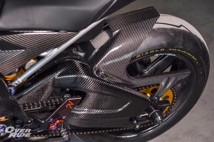 Sức mạnh của xe được truyền tới bánh sau qua bộ xích RK và đĩa tải phía sau của Leinster. Hệ thống phuộc sau của xe cũng được nâng cấp lên phuộc monoshock Ohlins TTX, trong khi dàn để chân là loại Lightech R siêu nhẹ bằng sợi carbon kết hợp nhôm CNC.