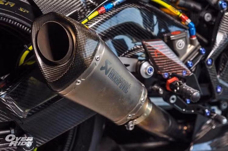 Với thế hệ mới nhất khối động cơ 4 xi-lanh 999 cc trên S1000RR đã được nâng cấp trục cam, xú páp, hộc gió và hệ thống xả để đem tới công suất lớn hơn 6 mã lực, đạt 198 mã lực, cùng với mô-men xoắn 113 Nm. Tuy nhiên bản độ này còn có công suất lớn hơn do được trang bị hệ thống xả Akrapovic full system.