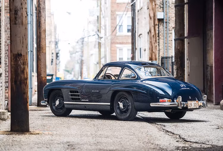 Ngày nay, giá một chiếc 300SL ở trong tình trạng nguyên bản, hoàn hảo luôn có giá trong khoảng từ 1 tới hơn 4 triệu USD. Đa số đều được sơn màu bạc truyền thống của Mercedes, chỉ có một số ít được sơn các màu khác như chiếc 300SL màu xanh đậm trong bài viết này. Chiếc xe thuộc series 167 chiếc đầu tiên được sản xuất, và đã được phục chế như mới trong 2 năm.