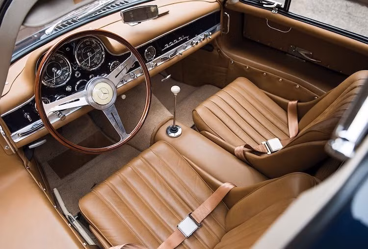 Dù được phát triển từ xe đua nhưng nội thất của 300SL vẫn rất sang trọng nếu so với tiêu chuẩn của thời kỳ đó với những chiếc ghế êm ái, cabin bọc da cao cấp và bảng táp-lô bằng nhôm.