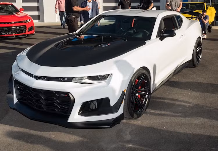 Những mẫu xe "cơ bắp" thường ưu tiên sức mạnh và tốc độ trên đường thẳng nhưng với gói tùy chọn 1LE, Chevrolet đã biến dòng Camaro của hãng trở thành "vũ khí" thực sự trên đường đua. Sau Camaro V6 và SS, mới đây phiên bản Chevrolet Camaro ZL1 1LE đã tiếp tục được Chevrolet "trình làng", dựa trên bản mạnh mẽ nhất Camaro ZL1.