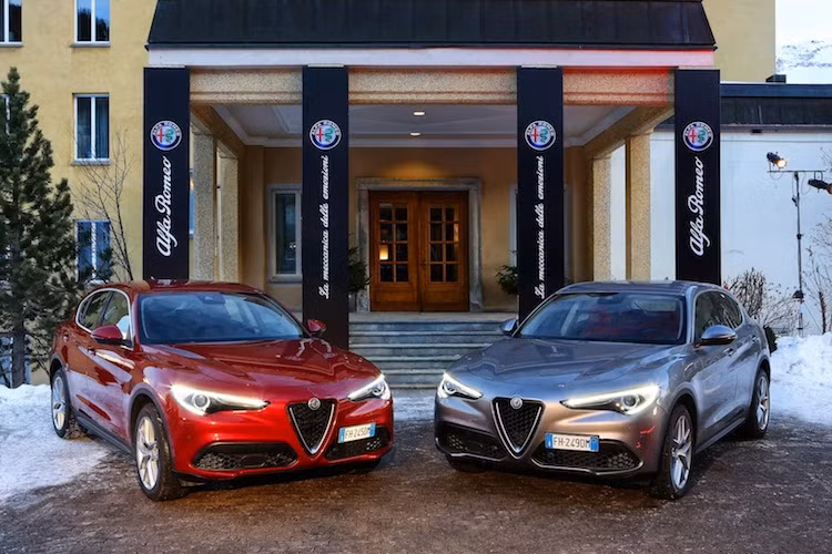 Tại triển lãm Los Angeles 2016, mẫu crossover Alfa Romeo Stelvio đã lần đầu tiên được ra mắt. Sau chiếc sedan Giulia, Stelvio là mẫu xe thế hệ mới thứ 2 của Alfa Romeo trong chiến dịch cải thiện hình ảnh thương hiệu để có thể trở thành một hãng xe cao cấp Ý với "đẳng cấp" sánh ngang với "tam hoàng" xe sang Audi - BMW - Mercedes.