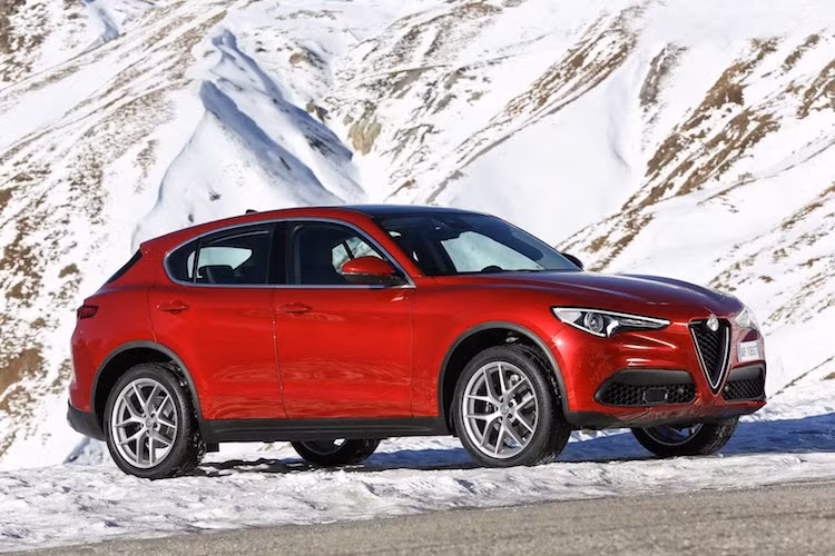 Dựa trên khung sàn Giorgio giống dòng Giulia, Stelvio cũng sở hữu thiết kế tương tự "người anh em" của mình. Có thể nói, Stelvio trông giống như một chiếc Giulia phiên bản hatchback gầm cao, với một số điểm khác biệt nhỏ trong kiểu dáng.