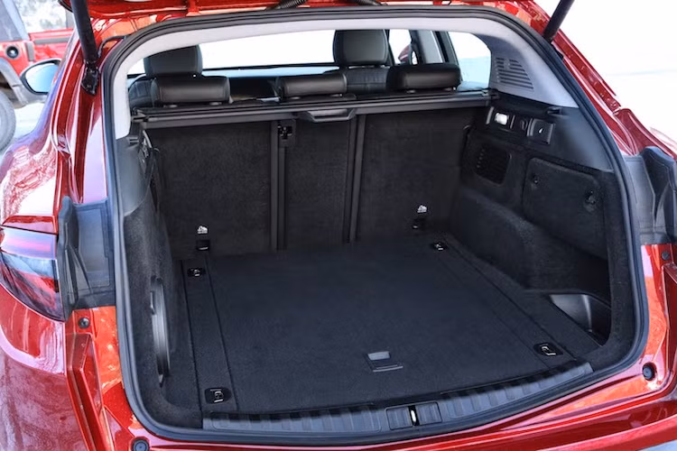 Hàng ghế sau của Stelvio có thể gập theo 3 phần, trong khi khoang hành lý của xe khá rộng rãi. Theo tiêu chuẩn châu Âu, chiếc xe cũng được trang bị đầy đủ các hệ thống an toàn và hỗ trợ gồm cảnh báo chuyển làn, cảnh báo va chạm, phanh khẩn cấp, nhận biết người đi bộ, cảm biến đỗ xe, giữ ga tự động...