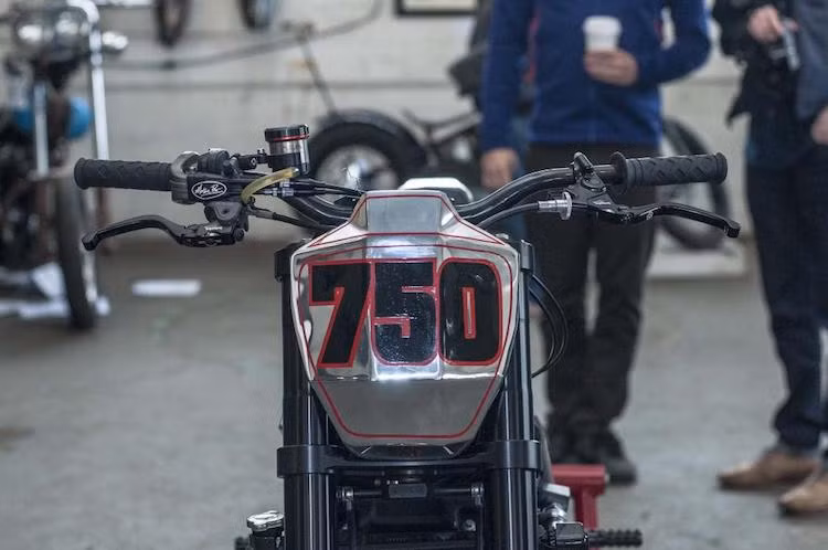 Vốn là một thương hiệu thời trang cho người mê xe nhưng thỉnh thoảng hãng Suicide Machine Company tại Australia lại tạo ra những mẫu xe độ cực "chất" để quảng bá hình ảnh của mình. Mới đây, hãng đã hoàn thành một bản độ Street 750 với tên gọi Harley Hooligans cực "độc", biến dáng xe cruiser nguyên bản thành xe đua tracker chuyên nghiệp.