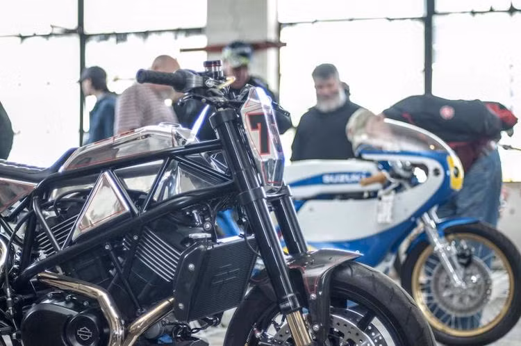 "Học tập" theo các mẫu xe đua đường đất flat track tại Mỹ, Suicide Machine đã tối giản phần đầu của Street 750 chỉ còn lại một tấm chắn bằng nhôm đánh bóng ở phía trước. Chiếc xe còn có ghi-đông cao Protaper "chuẩn bài" tracker, nằm hai bên là cùm phanh Brembo RCS 19, cùm côn dây Brembo và bình dầu phanh AEM titan.