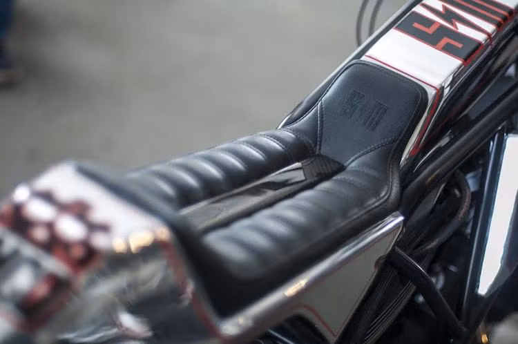 Bên cạanhjkhung chính, khung phụ phía sau của chiếc xe đã được độ lại để gắn phần đuôi kèm yên xe mỏng kiểu tracker. Cùng với ghi-đông cao và dàn để chân Roland Sands Design, bản độ Harley Hooligans đem tới tư thế ngồi thoải mái cho tay đua "nài".