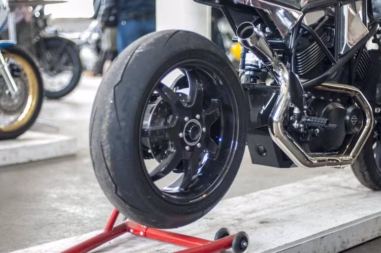 Khí thải động cơ được dẫn ra phía sau thông qua hệ thống xả 2-to-1 "hàng thửa" hoàn toàn bằng inox. Ở phía sau, chiếc Harley-Davidson cũng được trang bị mâm BST carbon 7 cây vốn dành cho Ducati 1199 Panigale, đi kèm với lốp siêu thể thao Pirelli Diablo Supercorsa. Bánh trước của xe đi lốp Pirelli Diablo Rosso III.