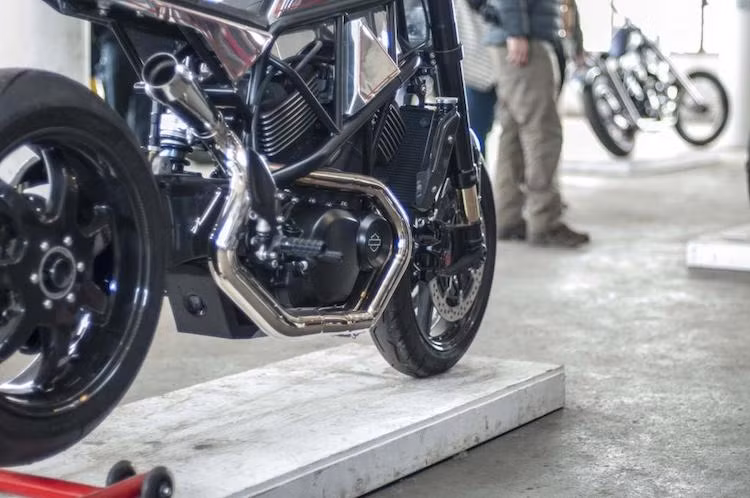 Trên Harley Hooligans, bộ khung nguyên bản của Street 750 đã được Suicide Machine thiết kế lại toàn bộ và gia công thủ công, với kết cấu Trellis theo phong cách Ducati. Khối động cơ V-Twin nguyên bản của chiếc xe đã được độ két nước từ xe Ducati, kèm theo bảo vệ két nước Evotech Performance.