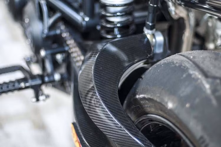 Bên cạnh mâm "khủng", chiếc Street 750 đã được độ "dàn chân" phía sau 1 gắp từ Ducati 1098, với gắp ốp sợi carbon đẹp mắt. Trong khi đó, hệ thống giảm xóc sau monoshock của xe đã được lấy từ siêu môtô BMW S1000RR, do hãng Sachs sản xuất.