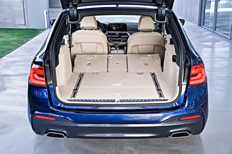 Nhờ có vòm mui kéo dài, 5 Series Touring sở hữu khoang hành lý tiện dụng và có thể tích lớn hơn rất nhiều. Với ghế sau được mở, chiếc xe có thể tích đạt tới 570 lít và có thể tăng lên tối đa là 1700 lít. Để dễ dàng so sánh, một chiếc 5 Series 2017 phiên bản sedan sẽ chỉ có khoang hành lý 530 lít.