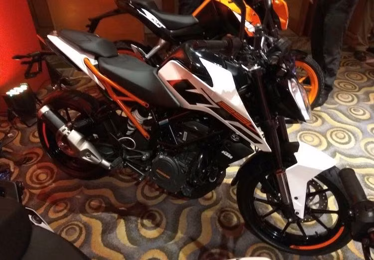 Ngoài ra, hệ thống bướm ga điện tử cũng không được hãng xe máy KTM đưa xuống phiên bản 250 mới. Những chi tiết quan trọng của xe như mâm, cặp phuộc trước sau của WP và hệ thống phanh đĩa 2 bánh ABS do Brembo cung cấp cũng giống như Duke 390 2017 và thế hệ Duke 200 trước đây.