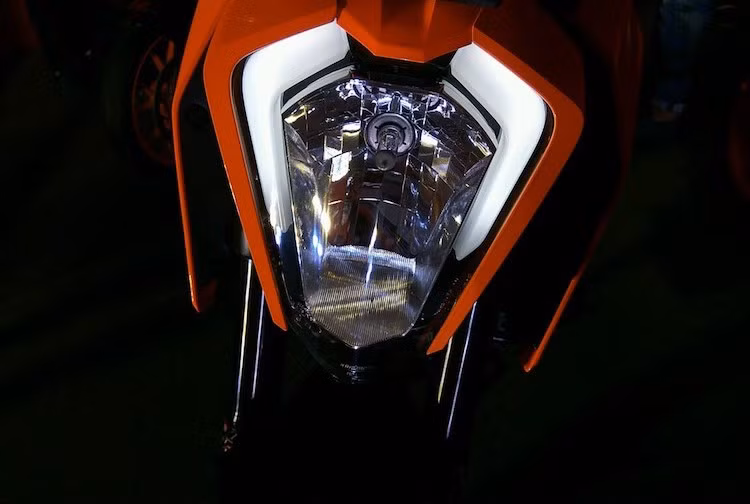 Đầu tiên, dù vẫn có phần đầu với thiết kế tương tự nhưng Duke 250 2017 chỉ được trang bị cụm đèn pha trước bóng sợi đốt thông thường, đi kèm với 2 dải đèn LED định vị nằm hai bên. Trong khi đó, phiên bản Duke 390 thế hệ mới được trang bị đèn pha full LED với thiết kế chia đôi độc đáo.