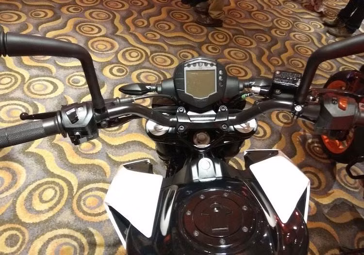 Thay vì bảng đồng hồ là một màn hình màu và giao diện hiện đại như Duke 390 2017, Duke 250 2017 vẫn sử dụng cụm đồng hồ của thế hệ cũ, vốn được đánh giá là khó đọc. Do không có đồng hồ kỹ thuật số hiện đại, chiếc xe cũng mất đi hệ thống kết nối smartphone qua Bluetooth My Link, dẫn tới các cùm công tắc khác biệt so với bản 390.