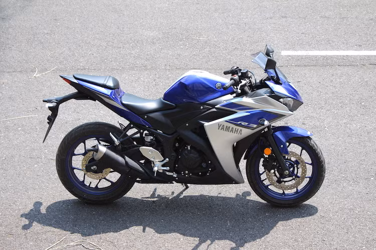Vào mùa hè năm ngoái, R3 cũng đã từng bị triệu hồi một lần tại Việt Nam do lỗi thiết kế van bơm dầu không hợp lý và vòng bi ly hợp được chế tạo bằng vật liệu không thích hợp. Ra mắt vào ngày 18/9/2015, cho tới nay R3 vẫn là dòng xe phân khối lớn phân phối chính hãng duy nhất của Yamaha tại Việt Nam. Phiên bản R3 đang được bán tại Việt Nam thuộc đời 2015, chỉ có duy nhất một màu và không thay đổi cho tới nay.