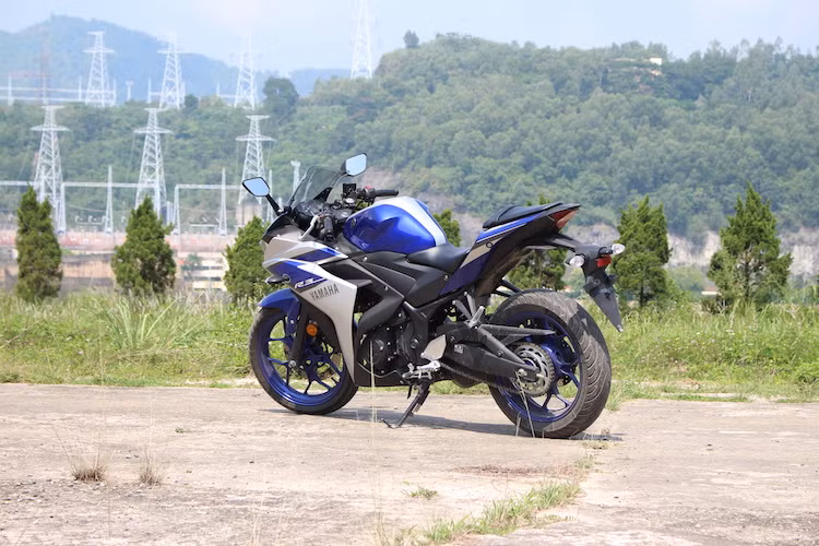 Trên Thế giới, R3 được bán với 3 màu khác nhau và đã có các phiên bản 2016 - 2017, nhưng chỉ khác biệt ở thiết kế tem và màu sắc. Khi ra mắt, mẫu xe môtô thể thao R3 được bán qua hình thức đặt hàng online với giá 150 triệu đồng tuy nhiên từ đầu năm 2016, chiếc xe được bán tại các đại lý Sport Shop mà không cần đặt hàng trước với giá 155 triệu đồng.