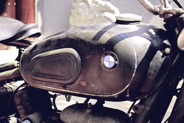 Bình xăng của R50/2 có thể tích 17 lít, với má cao su ốp hai bên bình làm điểm tựa cho đầu gối. Vốn rời nhà máy với nước sơn đen bóng nhưng trải qua hơn 50 năm trong điều kiện thời tiết khắc nghiệt tại Việt Nam, nước sơn trên bình xăng của chiếc xe đã bị bong tróc nhiều, bạc màu và không còn giữ được độ bóng.