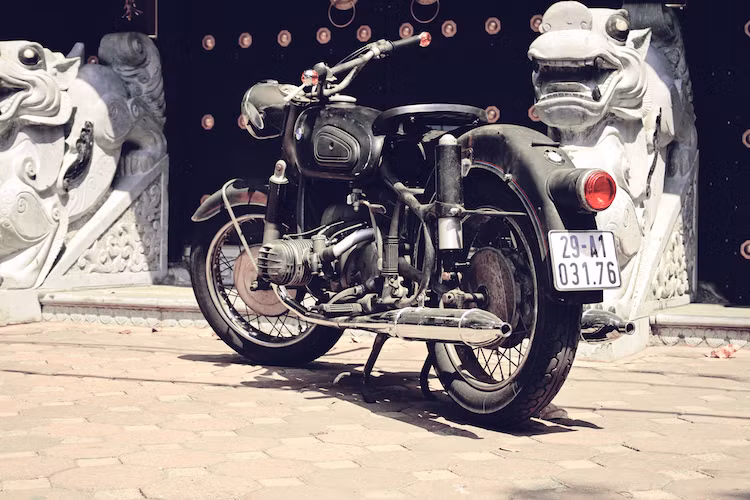 Thuộc sở hữu của một người kinh doanh kiêm sưu tập môtô tại Hà Nội, chiếc xe BMW R50/2 hàng hiếm này có nước sơn và hầu hết các chi tiết đều nguyên bản hoàn toàn, chỉ riêng cặp xi-nhan cùng pô và chóa đèn sau bị thay do hư hỏng theo thời gian. Quan trọng hơn, chiếc xe vẫn còn có thể vận hành tốt và đã "ra biển trắng", lưu thông bình thường.