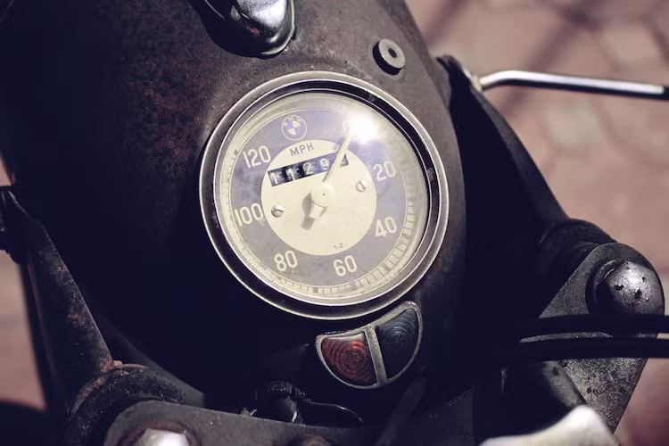 Bảng điều khiển của xe có kết cấu đơn giản với chỉ một đồng hồ báo tốc độ kèm công-tơ-mét và 2 đèn báo nhỏ ở bên dưới. Không giống như nhiều mẫu xe khác có kim nằm dưới ở góc 8 giờ, đồng hồ tốc độ của R50/2 có vị trí đặt kim đối xứng ở góc 2 giờ.