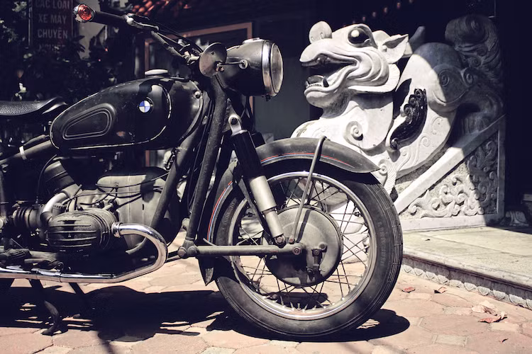 Chiếc xe được trang bị cặp vành nan với cấu hình vành đường kính 18 inch cho cả bánh. Tương tự, hệ thống phanh trước và sau xe đều có dạng phanh đùm. Ở phía trước, R50/2 sở hữu cặp phuộc ống lồng cùng kết cấu hệ thống treo kiểu "giò gà".