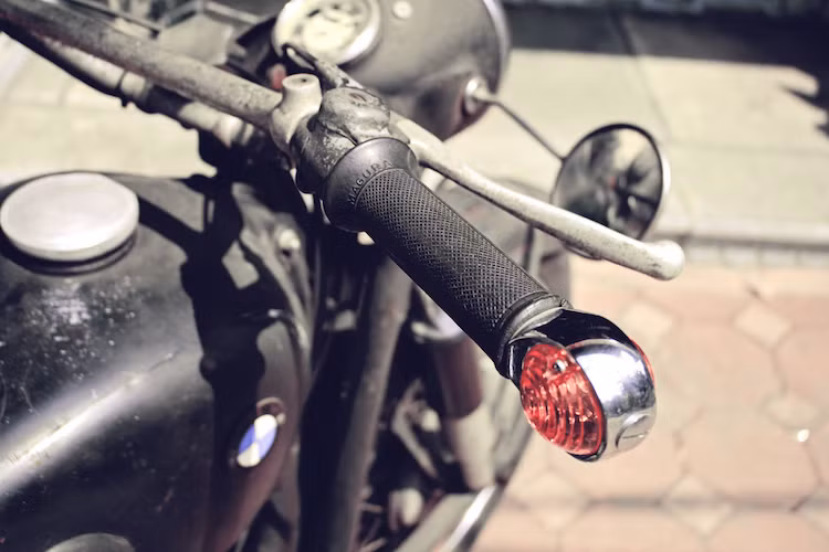 Ghi-đông trên R50/2 ngả về phía sau và khá rộng, đem tới cảm giác điều khiển thoải mái cho người ngồi. So với phiên bản R50 trước đó, chiếc xe đã có cải tiến là cặp xi-nhan gắn gù thay vì không có xi-nhan. Nằm 2 đầu tay lái là cặp bao tay của Magura - nhà sản xuất các linh kiện xe 2 bánh của Đức với lịch sử từ năm 1893.