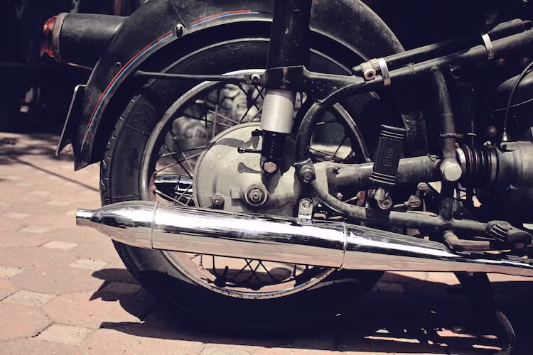 Với động cơ Boxer đặt dọc, bánh sau được dẫn động qua hệ thống trục các-đăng. Một chi tiết nổi bật của R50/2 đó là chiếc xe được tích hợp sẵn một chiếc bơm tay gắn ở trên khung bên phải, gần bánh xe, phòng trường hợp đi đường xa nhưng không có trạm bơm. Xe được trang bị hệ thống xả với 2 pô "quả nhót" nằm đối xứng 2 bên thân.