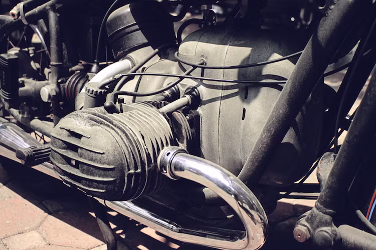 Theo đúng truyền thống của hãng xe BMW, R50/2 được trang bị khối động cơ 2 xi-lanh nằm ngang dạng boxer với 2 van và dung tích thực 494 cc. Ra đời từ thập niên 50-60 của Thế kỷ trước nên động cơ này có hệ thống cò mổ xú páp dẫn động bằng các thanh đẩy (OHV) thay vì sử dụng trục cam (OHC).