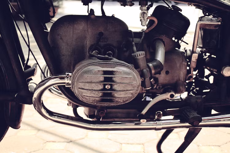 Động cơ này làm mát bằng không khí, có khoảng hành trình xi-lanh bằng đường kính piston là 68 mm, sử dụng hộp số 4 cấp và có công suất 25,97 mã lực. Với động cơ này, R50/2 có khả năng đạt công suất tối đa 25,97 mã lực và đạt mức tiêu thụ nhiên liệu theo công bố là 5,1l/100 km. Để dễ so sánh, ngày nay một chiếc BMW G310R với động cơ 313 cc 1 xi-lanh nhưng có công suất lên tới 34 mã lực.