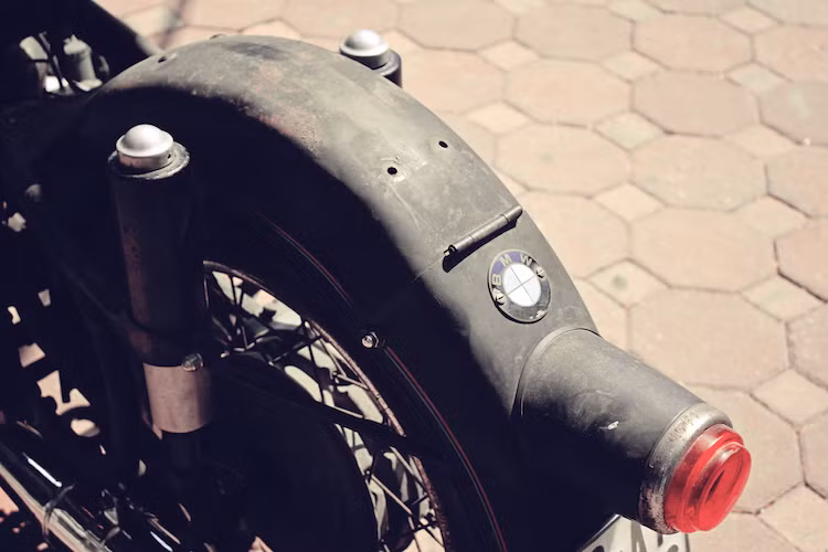 Giống như bánh trước, hệ thống giảm xóc sau của R50/2 cũng sử dụng phuộc ống lồng. Những chiếc R50/2 được bán ra đều có sẵn baga ở phía sau; tuy nhiên chi tiết này đã được chủ xe tạm tháo ra. Đèn hậu của xe nằm trên dè sau, với chóa tròn và kéo ra khá dài. Do đã có cặp xi-nhan gắn gù tay lái nên xe không có xi-nhan phía sau.