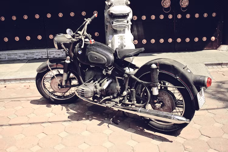 Tại Việt Nam, những chiếc xe môtô BMW R50/2 nói riêng và các dòng BMW cổ khác nói chung đã được nhập vào nước ta trong Chiến tranh. Qua nhiều năm, số lượng những chiếc R50/2 còn hoạt động được ngày càng ít đi do hư hỏng theo thời gian và phụ tùng phải đặt mua từ nước ngoài. Chính vì vậy, những chiếc R50/2 còn nguyên bản và chạy được như trong bài viết này hiện đã trở thành "hàng hiếm".