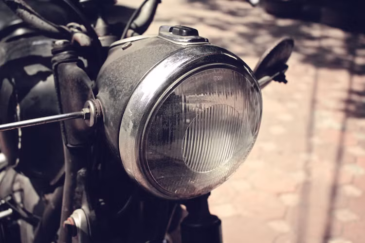 Thiết kế xe vẫn mang đậm chất chơi cho đến tận ngày nay, phía trước phần đầu xe là đèn pha với chóa đèn tròn cổ điển có chiều dài lớn, do chóa đèn đồng thời là nơi để gắn bảng đồng hồ của xe. Đặc biệt, 2 bên của đèn pha trước cũng đồng thời là vị trí gắn gương chiếu hậu trên R50/2.