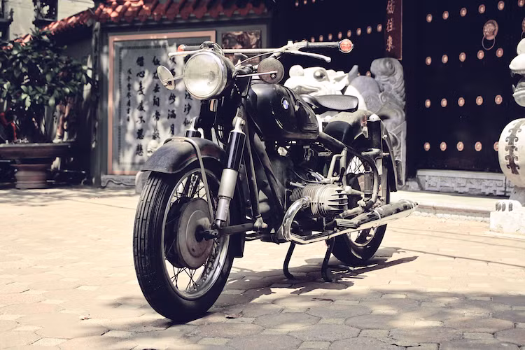 Vào năm 1955, BMW đã lần đầu tiên giới thiệu dòng môtô R50 mới, thay thế cho dòng R51/3 trước đó. 5 năm sau đó, phiên bản nâng cấp nhẹ của dòng xe môtô BMW R50/2 đã tiếp tục được hãng môtô Đức công bố, bên cạnh chiếc R50 với những nâng cấp đặc biệt để phục vụ cho riêng thị hiếu của khách hàng Mỹ.