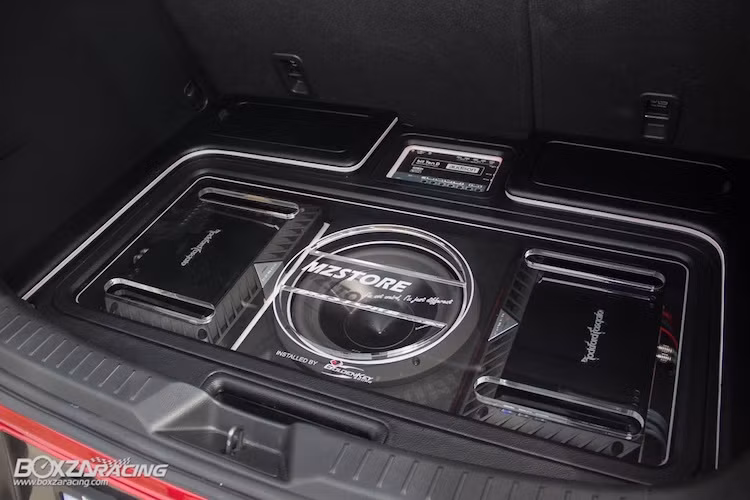 Là một người chơi âm thanh, chủ nhân của chiếc CX-3 này cũng đã đầu tư mạnh vào phần "nghe" bên trong nội thất. Hệ thống âm thanh của xe đã được anh ghép từ nhiều thiết bị của hãng Audison và Rockford Fostage, với loa sub cùng các amplifier bố trí đẹp mắt dưới một tấm kính phía sau khoang hành lý của chiếc xe.