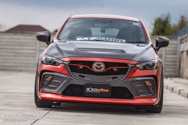 Trong đó, ngoại hình vốn đã thể thao của CX-5 đã trở nên "ngầu" hơn khi được chủ xe trang bị cho bộ bodykit Knight Sport với các đường nét góc cạnh. Ở phần đầu xe, chiếc CX-3 này còn có chóa đèn màu khói và nắp ca-pô bằng sợi carbon có thêm khe tản nhiệt của hãng MZ Store.