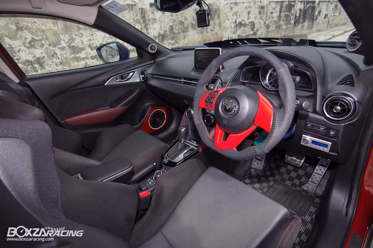 Bên cạnh ngoại thất, nội thất của CX-3 cũng đã được chủ xe "dọn" lại theo phong cách thể thao. Trong đó, hàng ghế ngồi trước của xe đã được thay bằng cặp ghế xe đua SR6 ASM của hãng Recaro, trong khi tay lái có vành bọc da Alcantara và ốp màu đỏ trùng với thân xe. Các bàn đạp trên xe cũng là loại thể thao bằng nhôm với các vân cao su chống trượt.