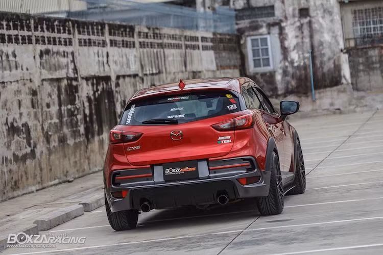 Nhờ có hệ thống treo độ Tein Flex, bản độ CX-3 không chỉ đem lại cảm giác lái thể thao hơn mà còn có dáng rộng, thấp xuống đường. Kết thúc những thay đổi ngoại thất của xe là ốp gương pha giữa 2 loại sợi carbon - kevlar và hệ thống xả thể thao nằm dưới cản sau KnightSport góc cạnh.